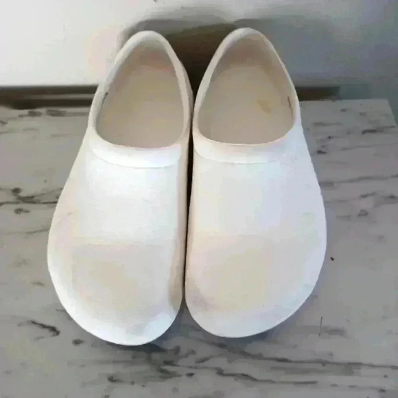 Crocs Unisex  Relaxed Fit On The Clock Work Slip On Shoe Slip Resistant M4 W6 - Picture 2 of 13